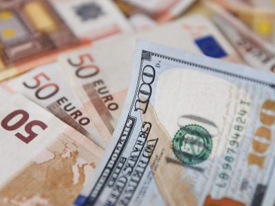 Euro cae por debajo del dólar por primera vez desde 2002.